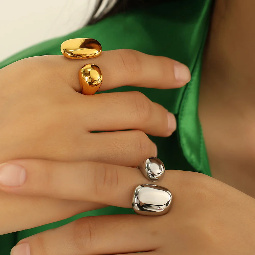 Polished gold ring detail
