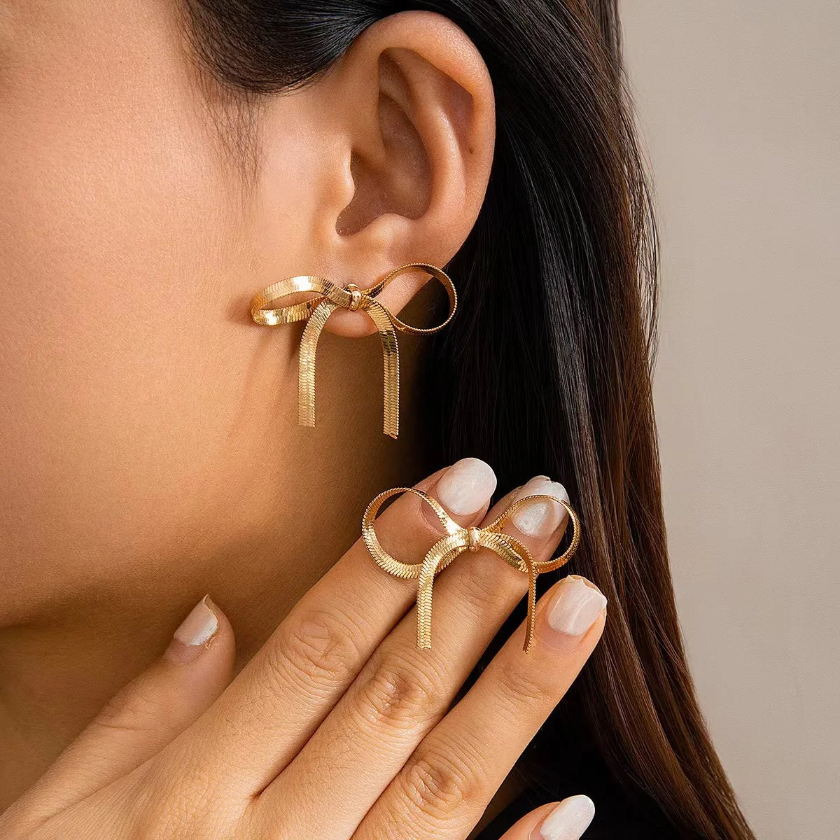 Gold-tone  bow earing 