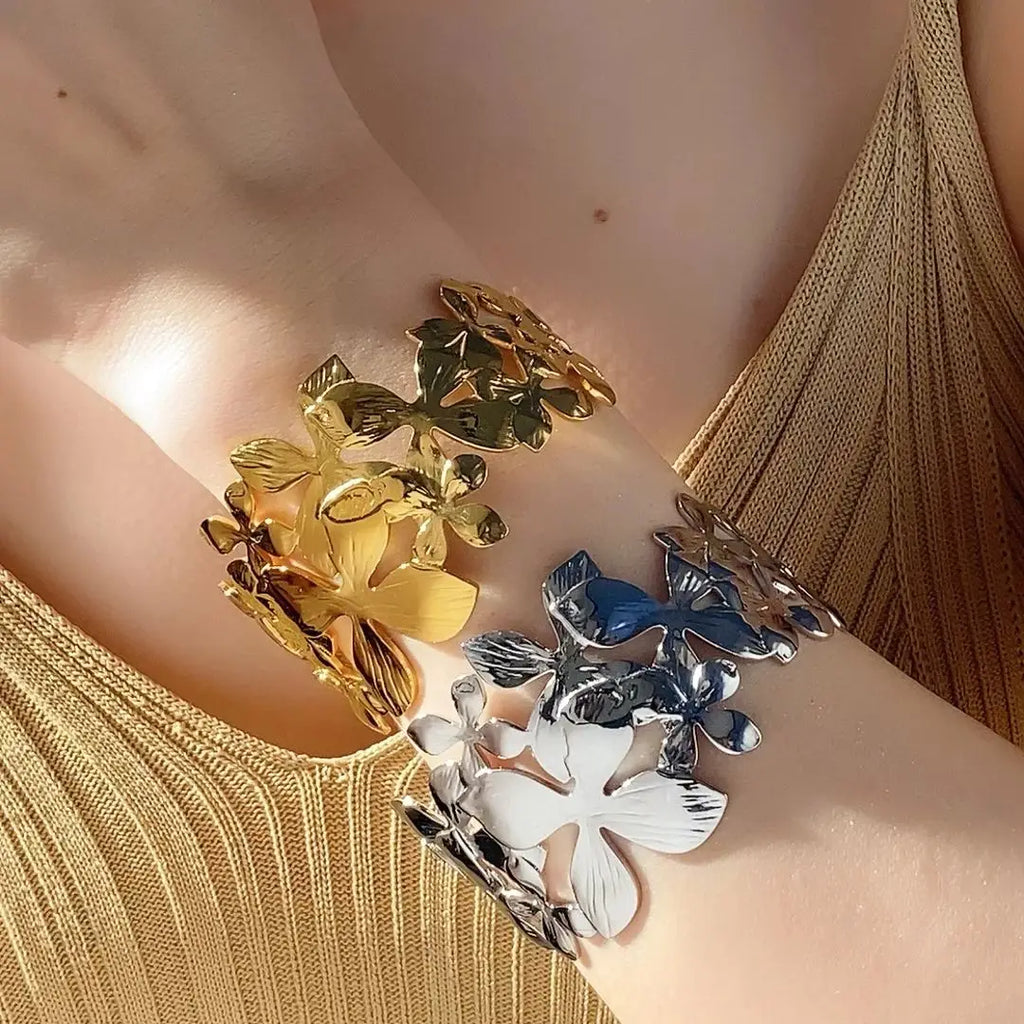 Gold-plated or silver tone stainless steel bracelet with floral detail