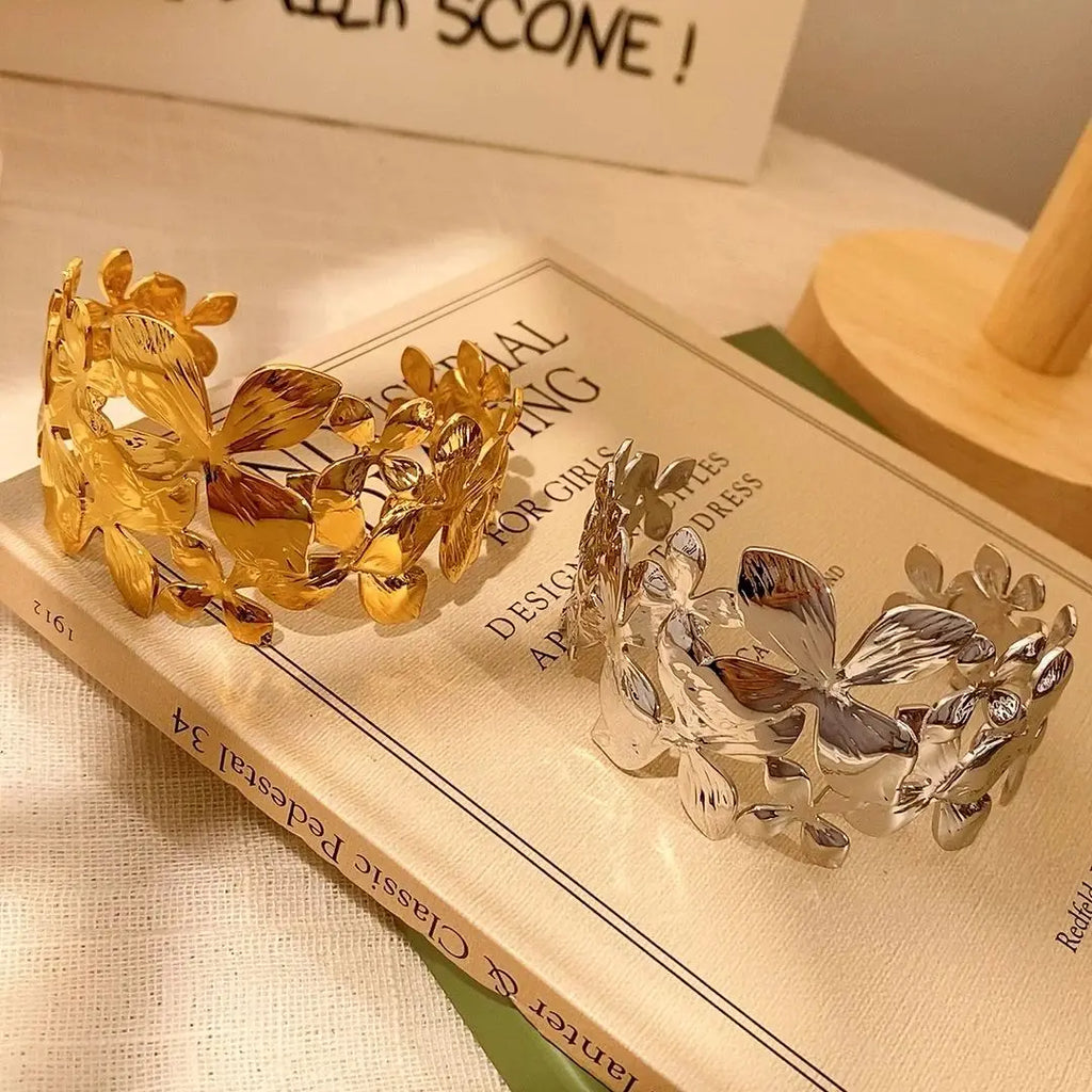 Gold-plated or silver tone stainless steel bracelet with floral detail
