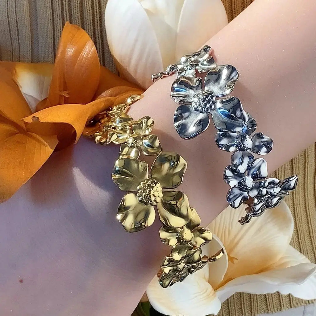 Gold-plated or silver tone stainless steel bracelet with floral detail