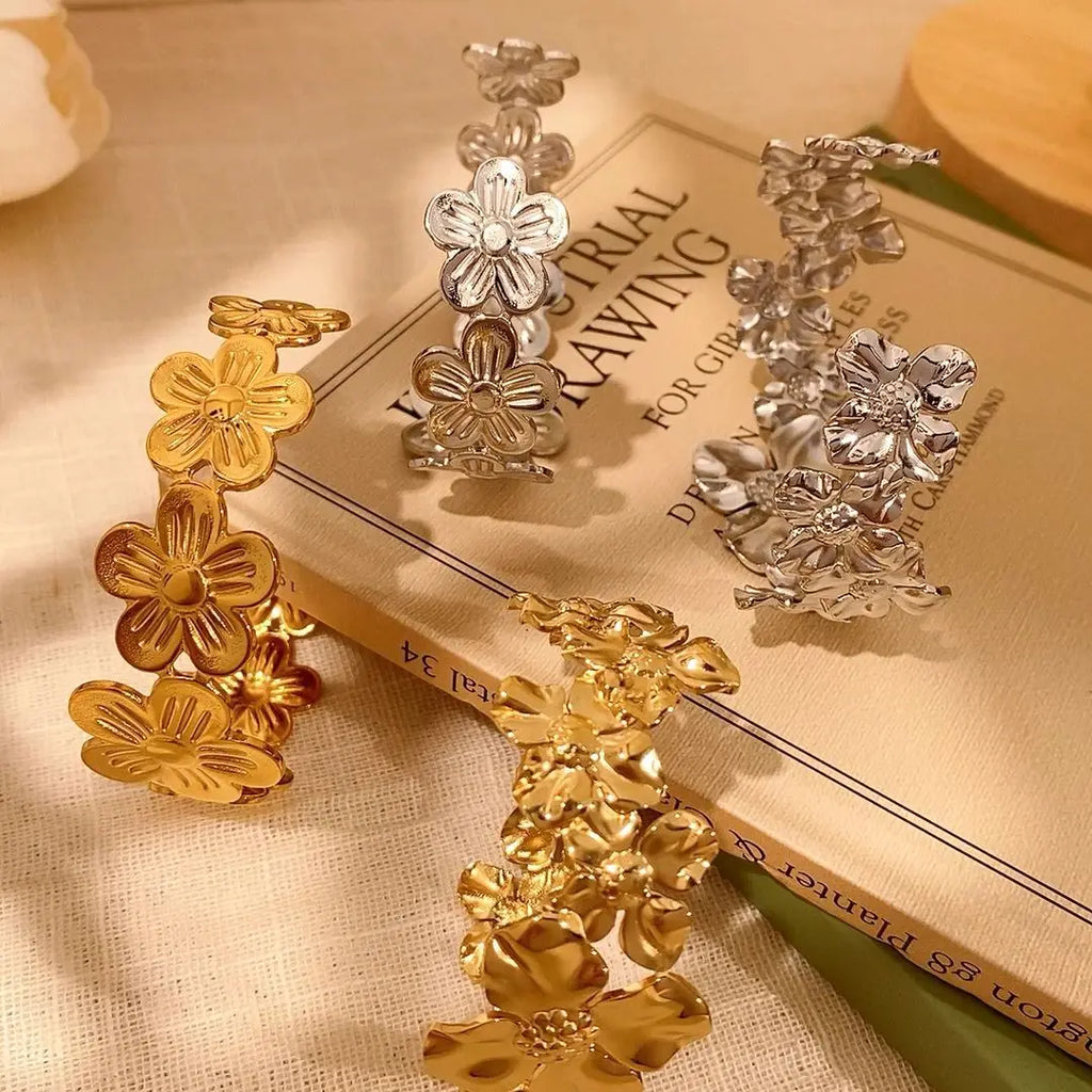 Gold-plated or silver tone stainless steel bracelet with floral detail