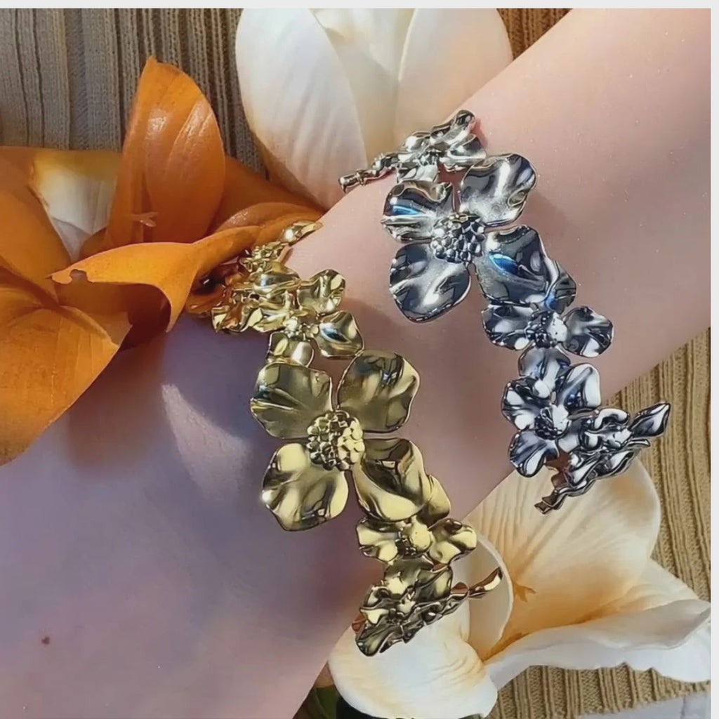 Gold-plated or silver tone stainless steel bracelet with floral detail